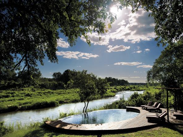 Tinga Legends Lodge - pool overlooking river